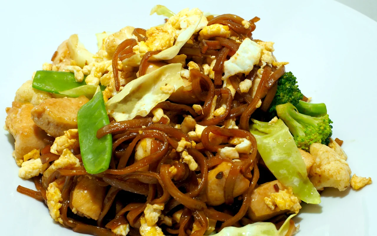 Pad See Ew – gebratene Reisnudeln mit Poulet, Ei und Gemüse