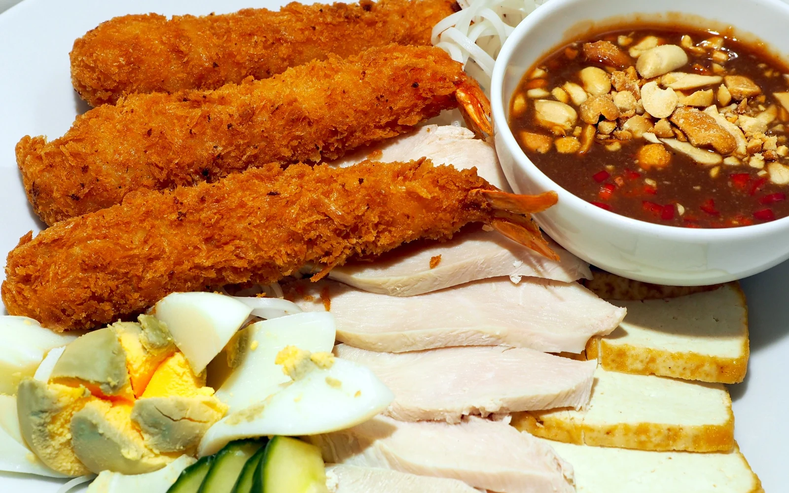 Tao Kua Thai Light Southern Salad – Chaima's Proteinteller mit Crevetten, Bio-Tofu, Pouletbrust, Ei, Gurke und Chili-Erdnusssauce