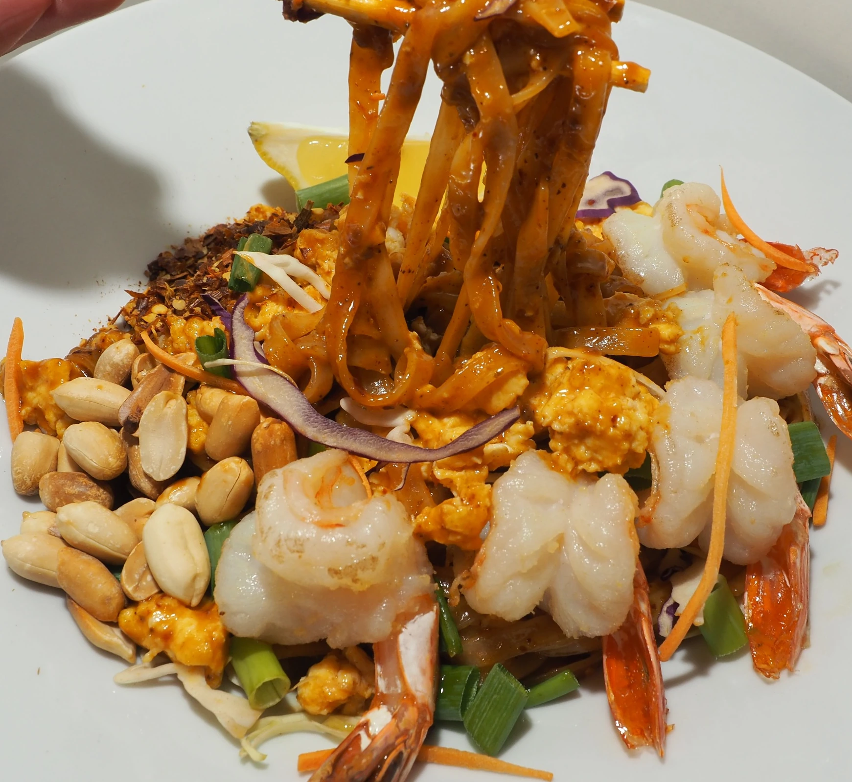 Pad Thai Nahaufnahme mit Reisnudeln und Crevetten